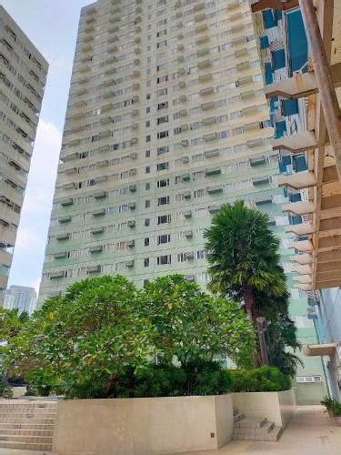hotels near sm aura premier